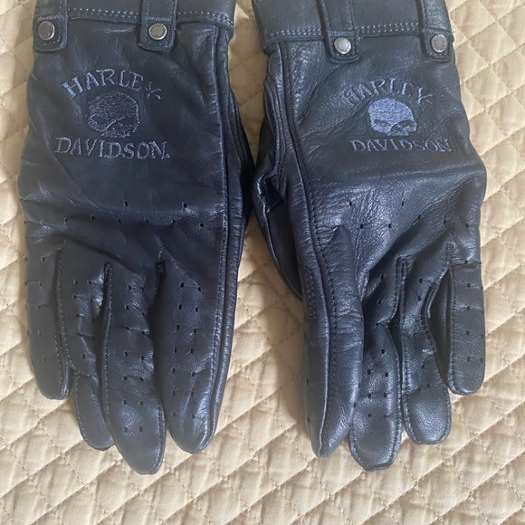 Harley-Davidson® Women's Skull Full-Finger Black Leather Gloves 98381-10VW - Picture 3 of 4